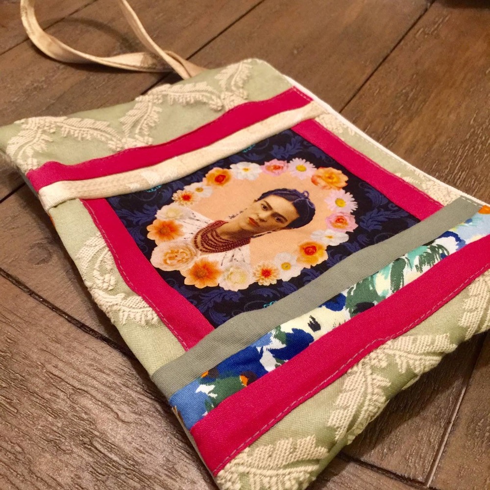 Handmade Frida Kahlo pink wristlet zip bag - Picture 3 of 5